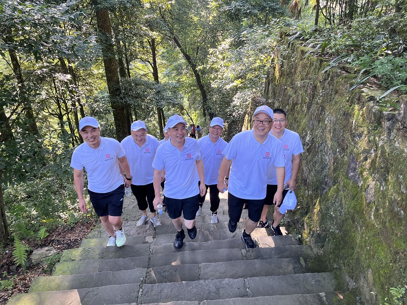 “团结协作，，勇攀岑岭”爬山团建活动圆满竣事（爬山）